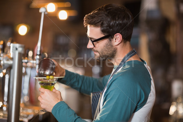 Seitenansicht Barkeeper Getränke tragen Stock foto © wavebreak_media