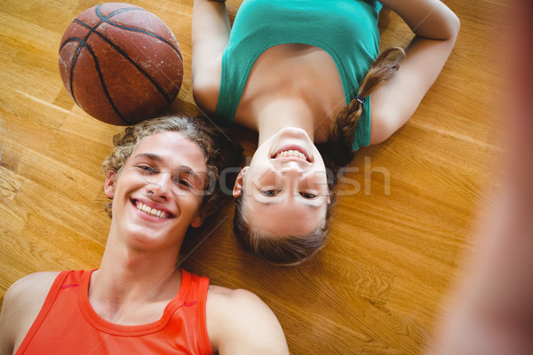 Portret glimlachend vrienden vloer basketbalveld meisje Stockfoto © wavebreak_media