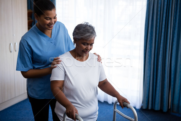 Verpleegkundige senior vrouw lopen verpleeginrichting venster Stockfoto © wavebreak_media