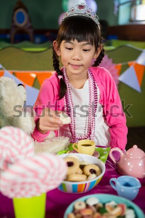 可愛 女孩 糕餅 生日派對 家 女孩 商業照片 © wavebreak_media