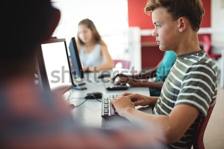 Oldalnézet üzletemberek számítógéphasználat beszél headset asztal Stock fotó © wavebreak_media