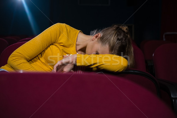 Jonge vrouw slapen film theater vrouw film Stockfoto © wavebreak_media