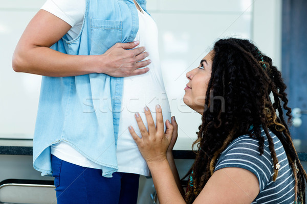 [[stock_photo]]: Femme · toucher · enceintes · partenaires · estomac