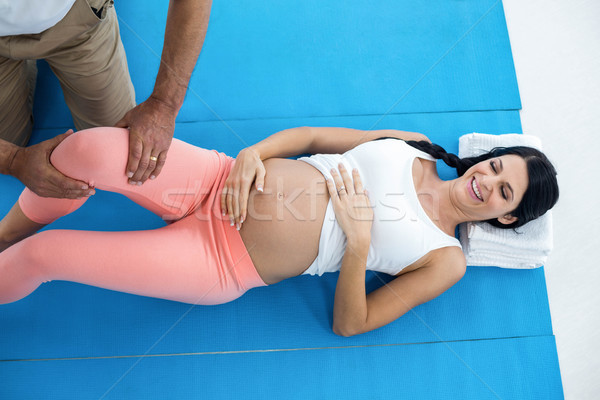 Lekarza fizjoterapia kobieta w ciąży medycznych domu Zdjęcia stock © wavebreak_media