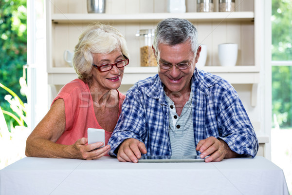 Stockfoto: Mobiele · telefoon · digitale · tablet · keuken · gelukkig