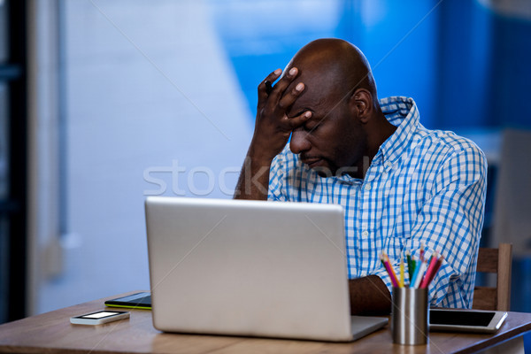 Homem de negócios olhando esgotado escritório negócio Foto stock © wavebreak_media