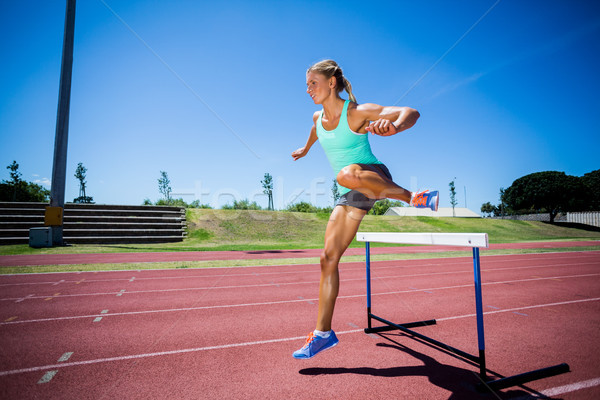 Vrouwelijke atleet springen boven vrouw sport Stockfoto © wavebreak_media