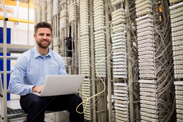 Techniker mit Laptop Server Zimmer Mann Netzwerk Stock foto © wavebreak_media