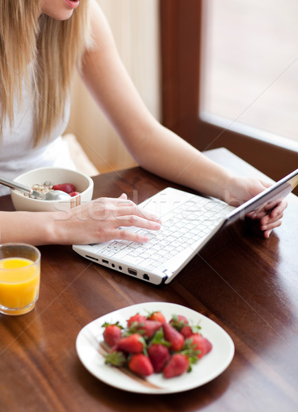 Blond kobieta za pomocą laptopa śniadanie domu żywności Zdjęcia stock © wavebreak_media