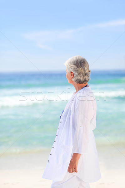 Retrato altos mujer playa feliz arena Foto stock © wavebreak_media