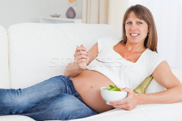 Foto stock: Mãe · alimentação · salada · sala · de · estar · mãos · feliz