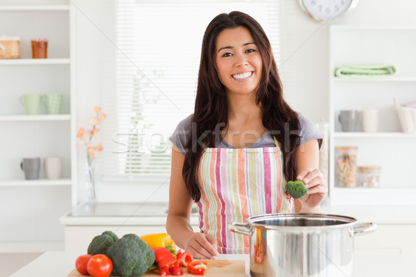 Foto stock: Bela · mulher · legumes · em · pé · cozinha · mulher · mãos