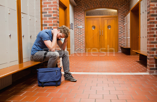 [[stock_photo]]: Triste · étudiant · séance · banc · couloir · mains