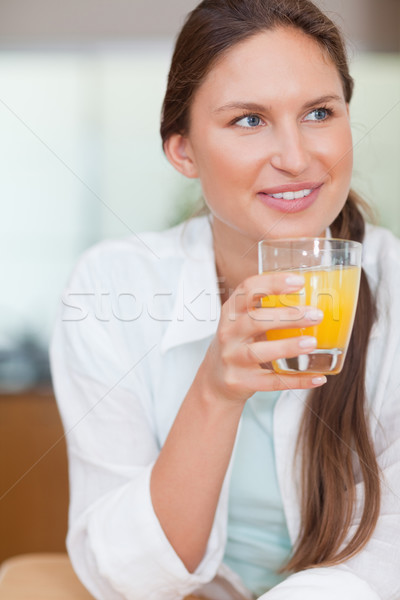 портрет счастливым женщину питьевой сока кухне Сток-фото © wavebreak_media