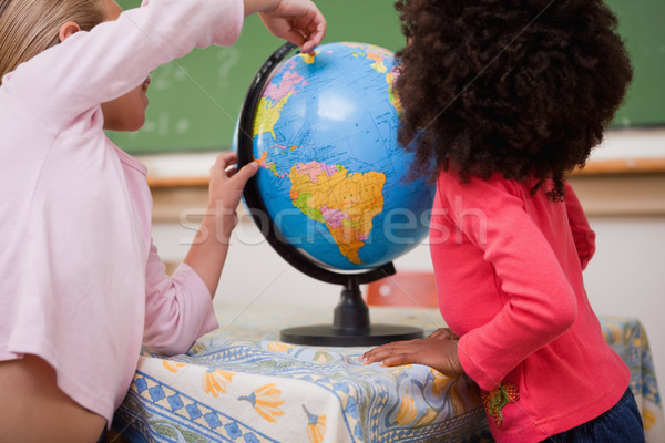 Schoolmeisjes wijzend land wereldbol school kind Stockfoto © wavebreak_media