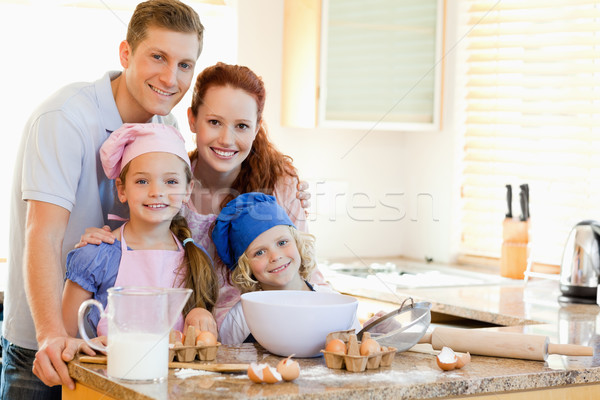 Foto d'archivio: Famiglia · insieme · cottura · ingredienti · dietro · contatore · di · cucina