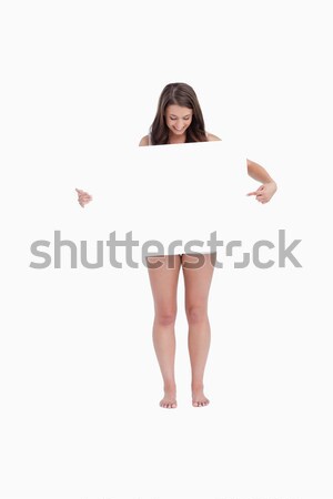 Femeie zambitoare îndreptat poster alb prezentare bord Imagine de stoc © wavebreak_media