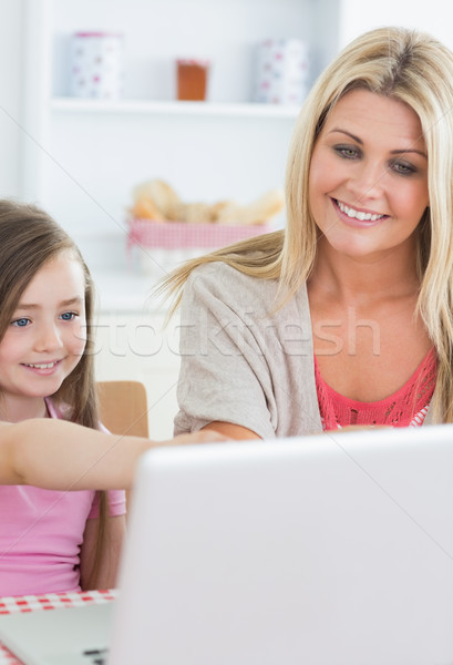 Stockfoto: Moeder · kind · vergadering · laptop · keuken · vrouw