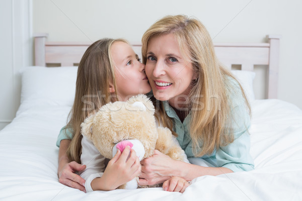 Cute ragazza bacio sorridere madre letto Foto d'archivio © wavebreak_media