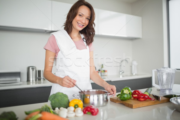 Retrato sorrindo cozinha sorridente mulher jovem Foto stock © wavebreak_media