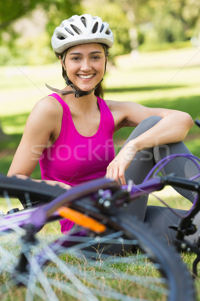 Imagine de stoc: Fericit · femeie · cască · bicicletă · parc