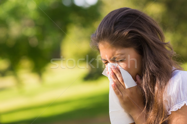 Kobieta dmuchanie nosa tkanka papieru parku Zdjęcia stock © wavebreak_media