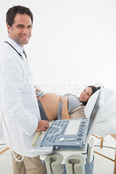 Médecin ultrasons enceinte souriant [[stock_photo]] © wavebreak_media