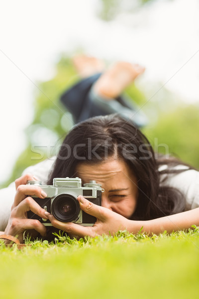 Brunetka trawy retro kamery zdjęcie Zdjęcia stock © wavebreak_media