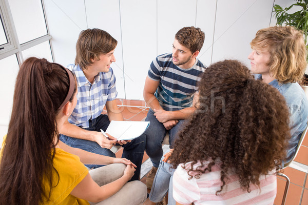 Faculdade estudantes conversa grupo livro homem Foto stock © wavebreak_media