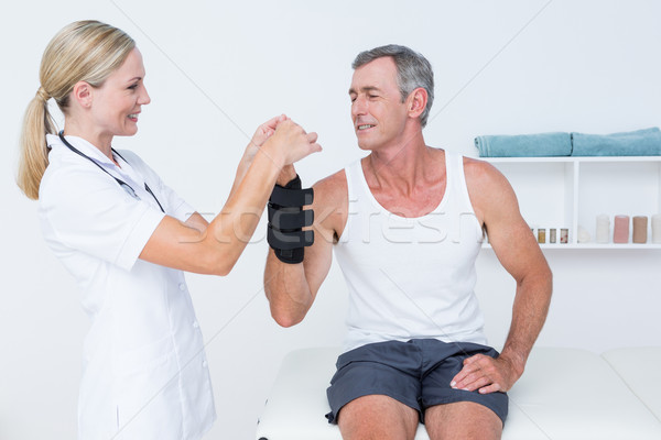 Foto stock: Médico · examinar · hombre · muñeca · médicos · oficina