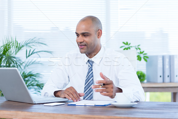 Sonriendo empresario de trabajo portátil escrito cuaderno Foto stock © wavebreak_media