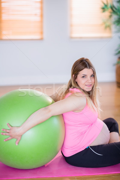 Terhes nő testmozgás labda otthon ház boldog Stock fotó © wavebreak_media