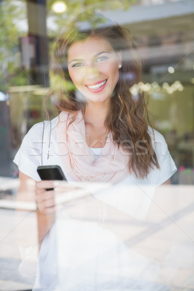 Ritratto donna sorridente smartphone felice vetro Foto d'archivio © wavebreak_media