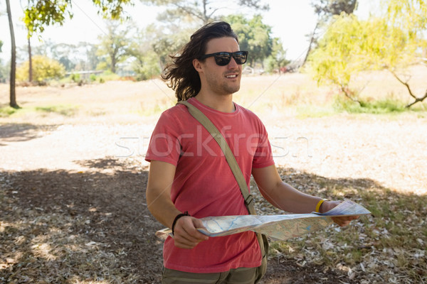 Turista homem mapa parque Foto stock © wavebreak_media