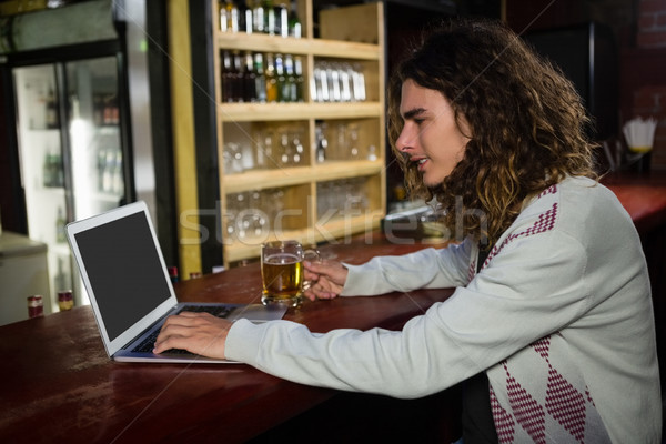 男子 啤酒 使用筆記本電腦 對付 酒吧 計算機 商業照片 © wavebreak_media