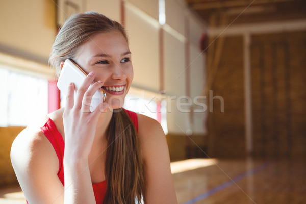 Glimlachend vrouwelijke praten telefoon Stockfoto © wavebreak_media