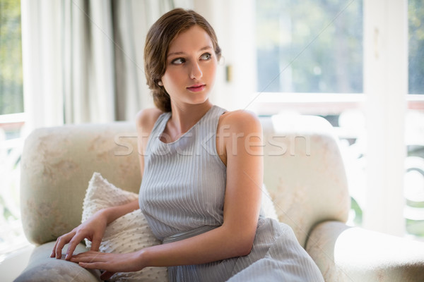 женщину сидят гостиной домой красоту Сток-фото © wavebreak_media