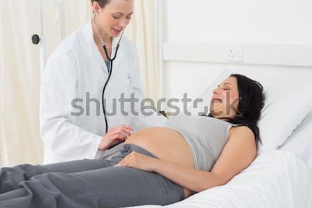 Femenino médico escuchar altos hombre dormir Foto stock © wavebreak_media
