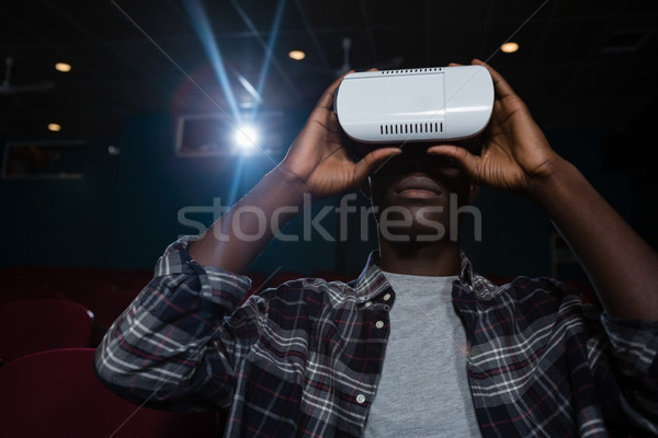 Homme réalité casque regarder film [[stock_photo]] © wavebreak_media