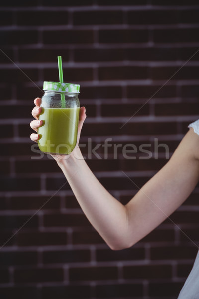 Hübsche Frau grünen Saft rot Ziegel Frau Stock foto © wavebreak_media