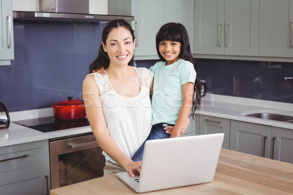 [[stock_photo]]: Portrait · souriant · mère · fille · utilisant · un · ordinateur · portable · maison