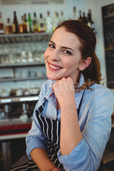 [[stock_photo]]: Portrait · barista · café · Homme · main · menton