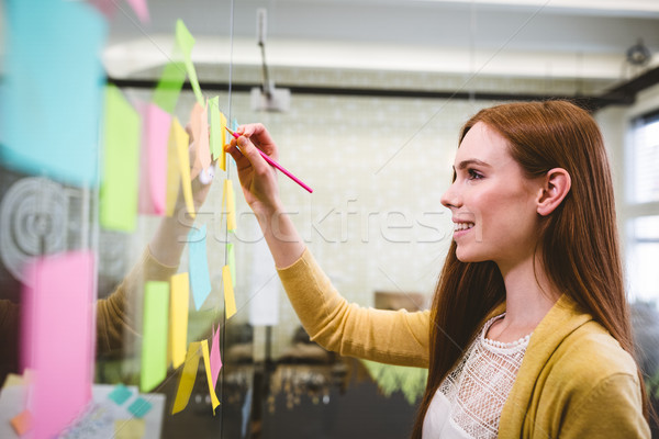 Gelukkig zakenvrouw schrijven sticky notes creatieve kantoor Stockfoto © wavebreak_media