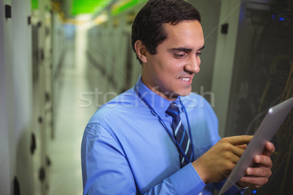 Technicien numérique comprimé couloir serveur chambre [[stock_photo]] © wavebreak_media
