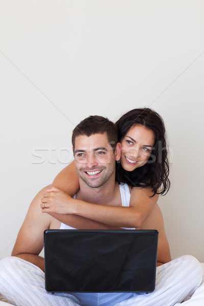 Cuplu folosind laptop pat dragoste om femeie Imagine de stoc © wavebreak_media