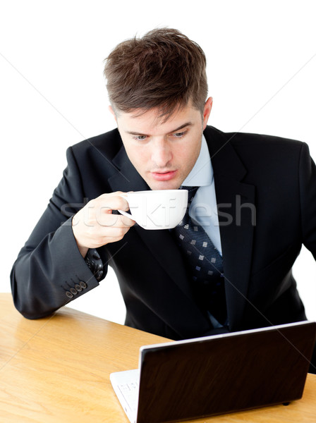 Jovem empresária potável café usando laptop Foto stock © wavebreak_media