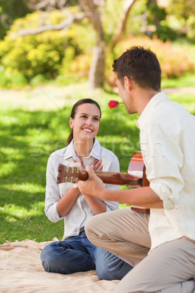 Stok fotoğraf: Yakışıklı · adam · oynama · gitar · gülümseme · çift · güzellik