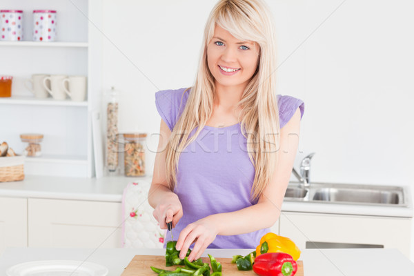 Gyönyörű szőke nő vág zöldségek modern konyha belső Stock fotó © wavebreak_media
