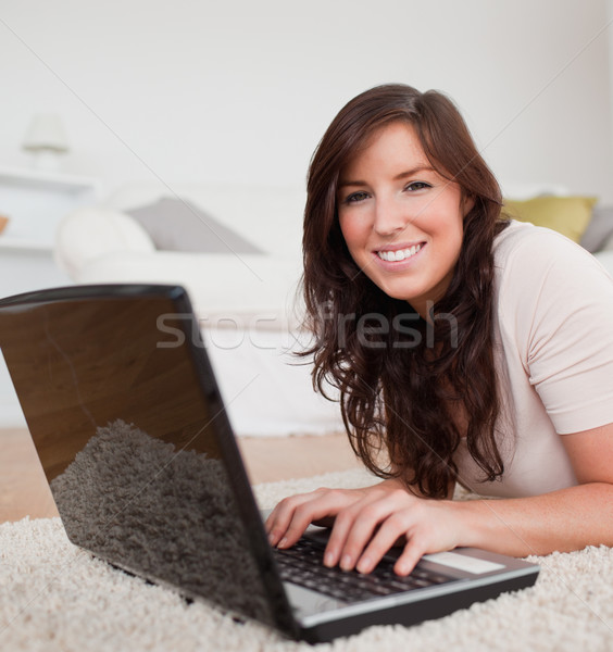 Stockfoto: Cute · brunette · vrouw · ontspannen · laptop · tapijt