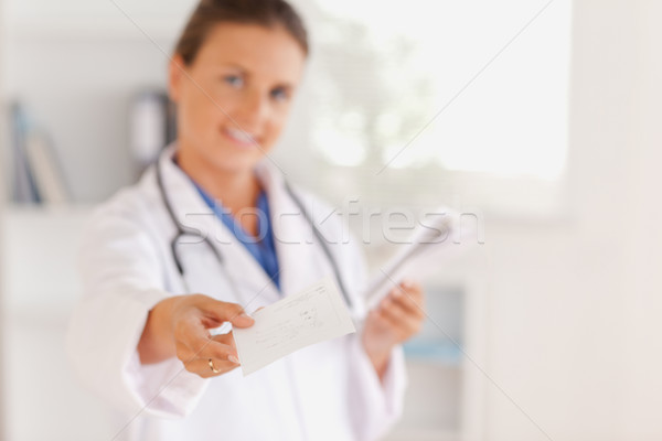 [[stock_photo]]: Brunette · médecin · sur · ordonnance · chirurgie · travaux